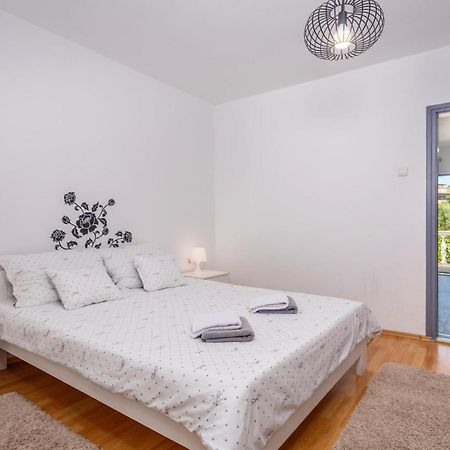 Beautiful Apartment In Malinska With Kitchen Esterno foto