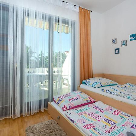 Beautiful Apartment In Malinska With Kitchen Esterno foto