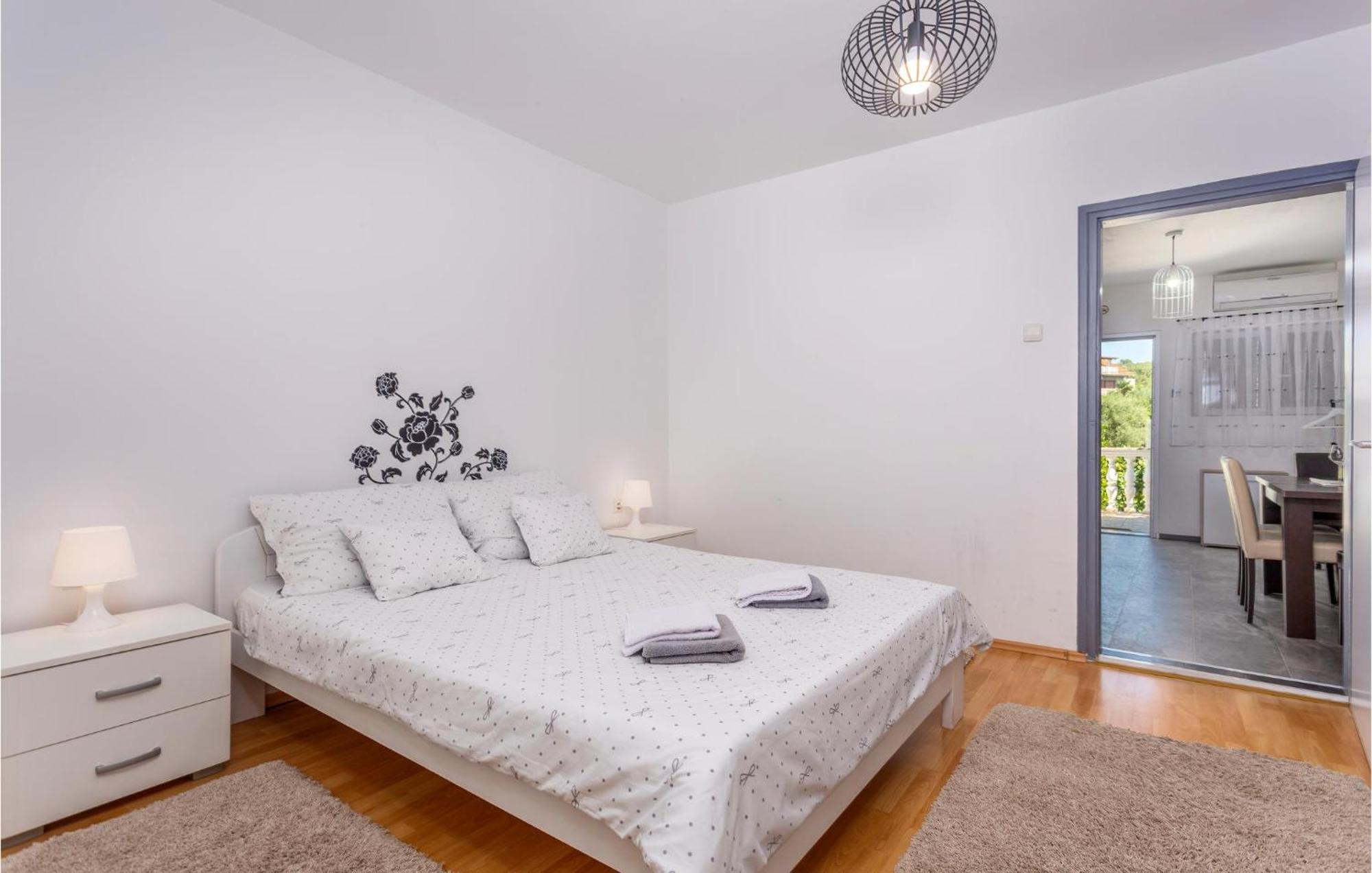 Beautiful Apartment In Malinska With Kitchen Esterno foto