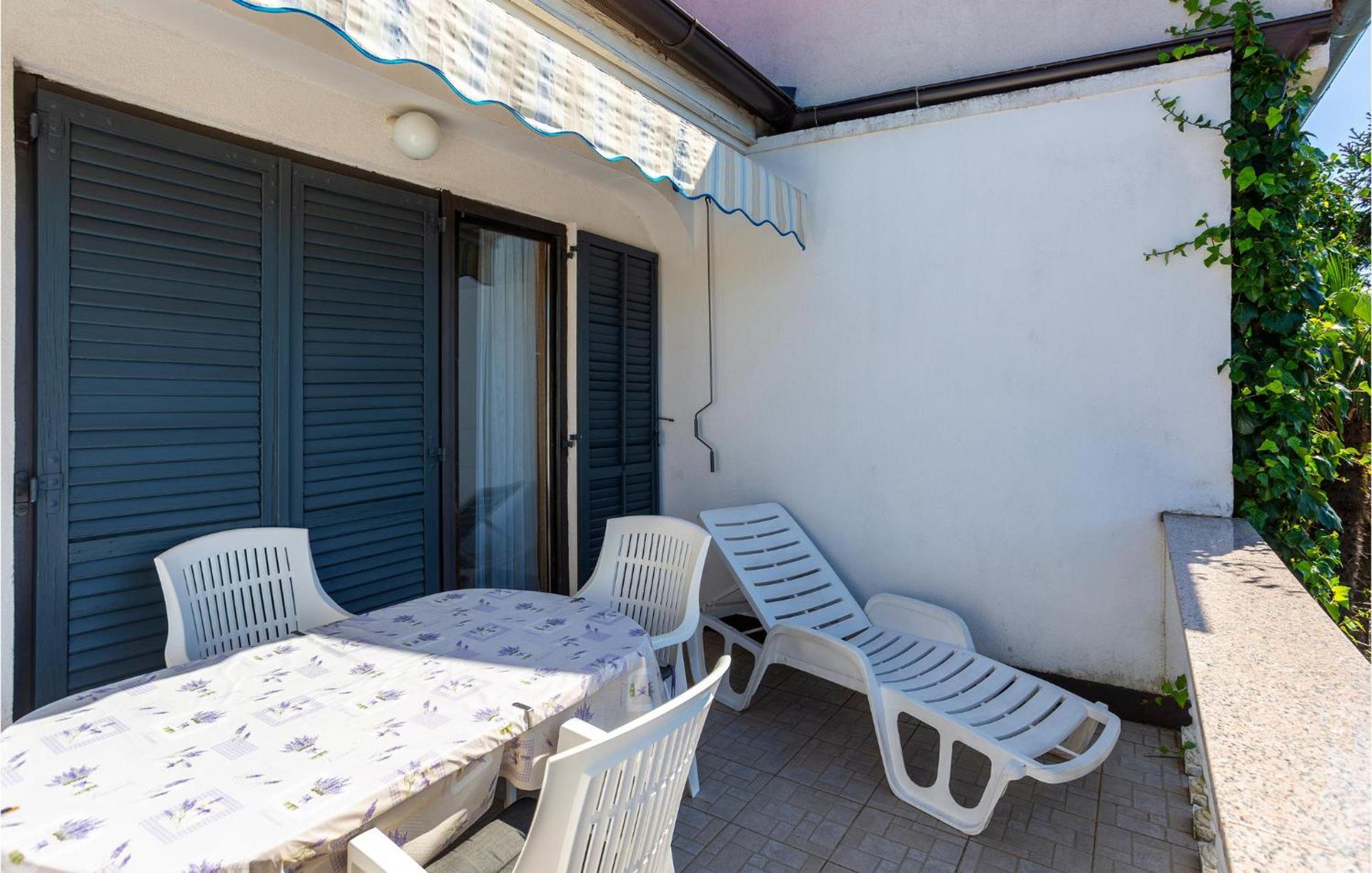 Beautiful Apartment In Malinska With Kitchen Esterno foto