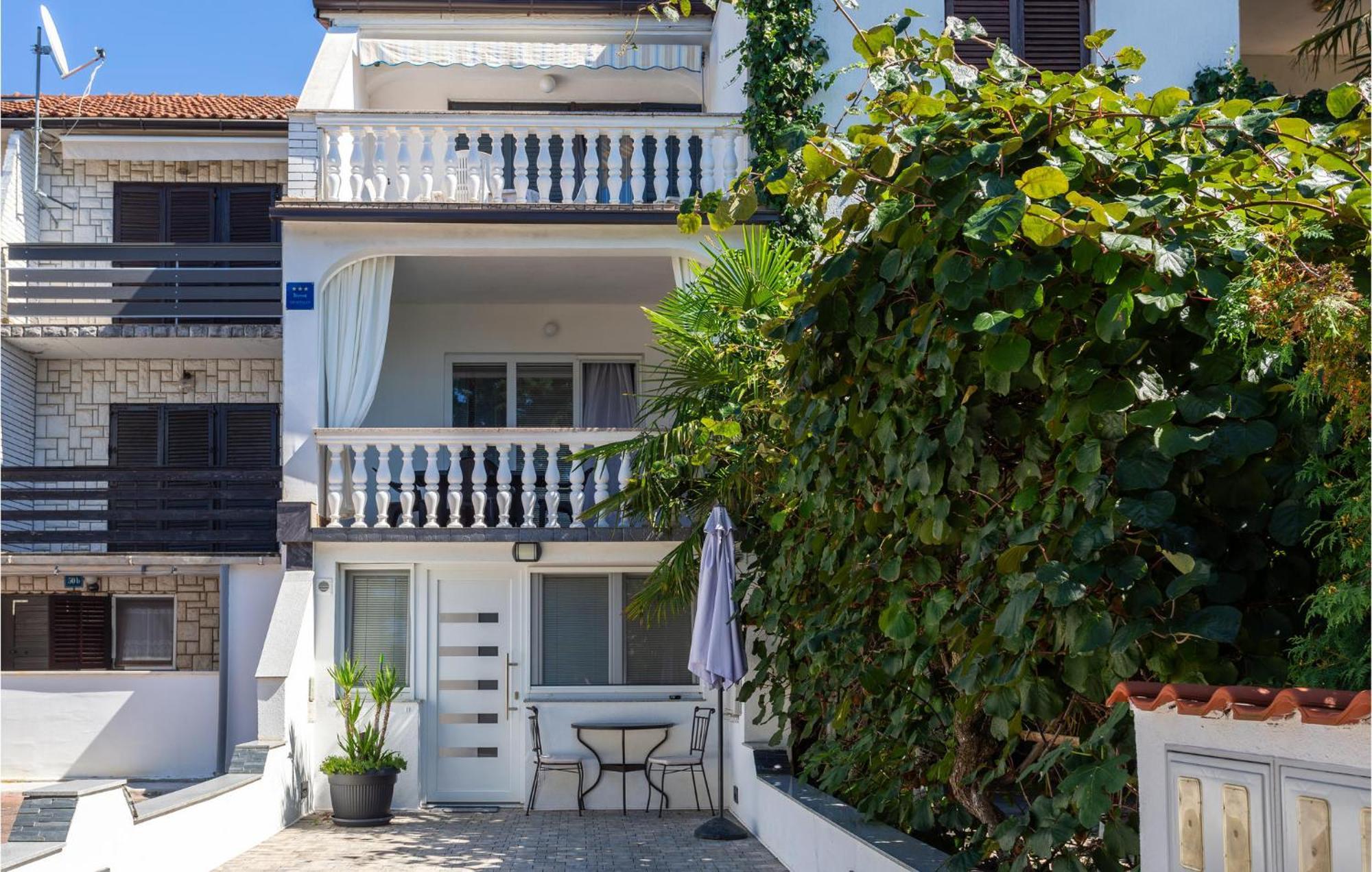 Beautiful Apartment In Malinska With Kitchen Esterno foto